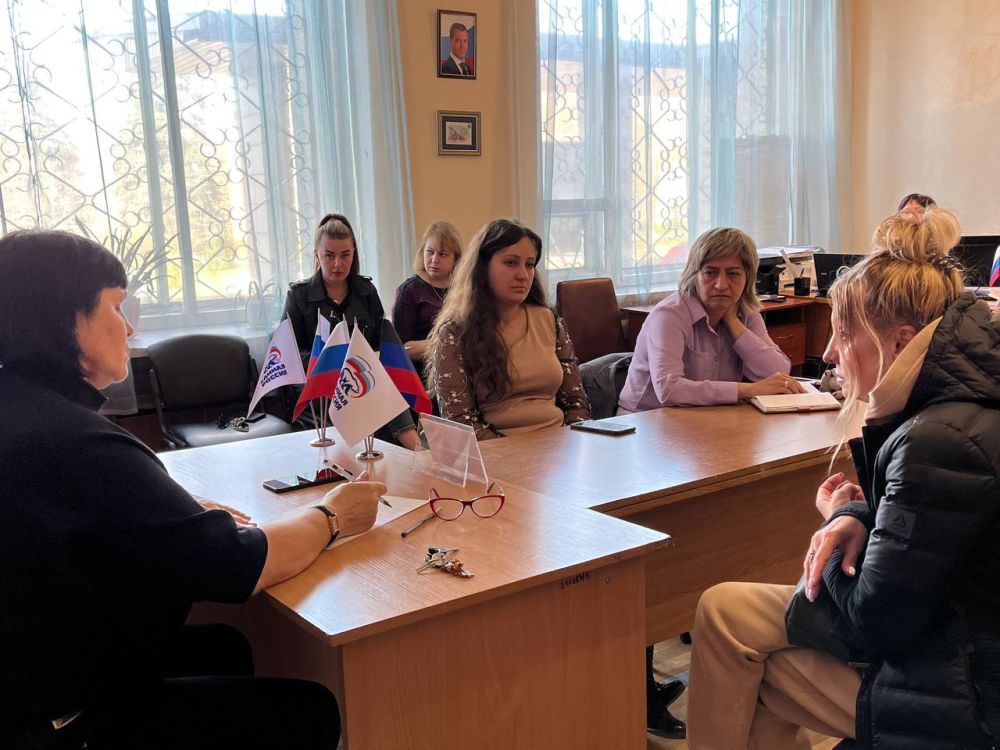 Сегодня в общественной приемной Всероссийской политической партии «Единая Россия» заместитель главы администрации, исполнительный секретарь местного отделения Всероссийской политической партии «Единая Россия» Оксана Козлова... Сегодня в общественной приемной Всероссийской политической партии «Единая Россия» заместитель главы администрации, исполнительный секретарь местного отделения Всероссийской политической партии «Единая Россия» Оксана Козлова...