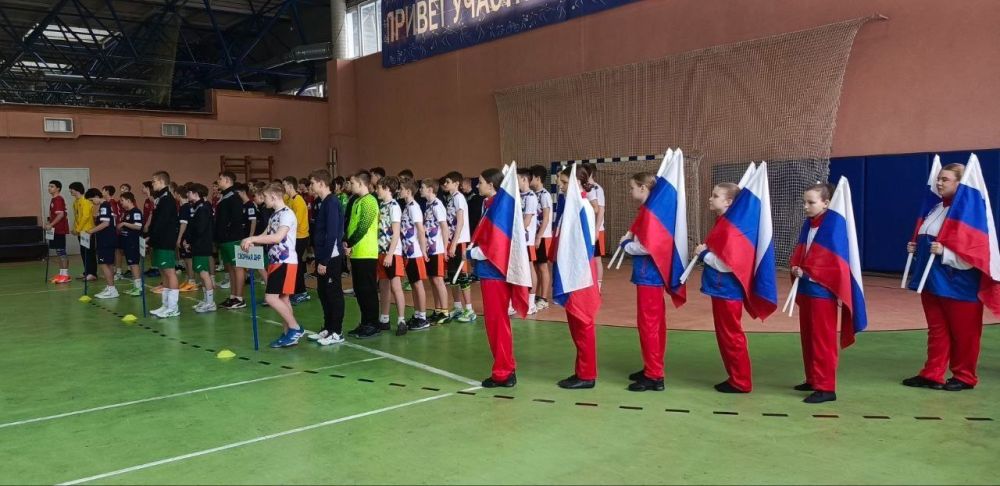 10-13 апреля в городе Санкт-Петербург проводился всероссийский турнир по гандболу среди юношеских команд до 16 лет 10-13 апреля в городе Санкт-Петербург проводился всероссийский турнир по гандболу среди юношеских команд до 16 лет