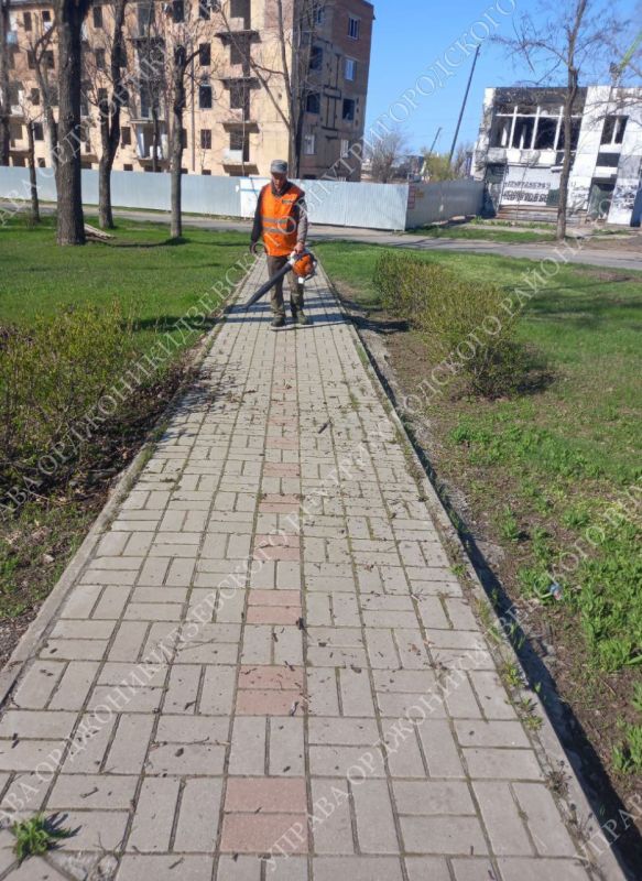 Жилищно-коммунальные предприятия продолжают облагораживать район Жилищно-коммунальные предприятия продолжают облагораживать район
