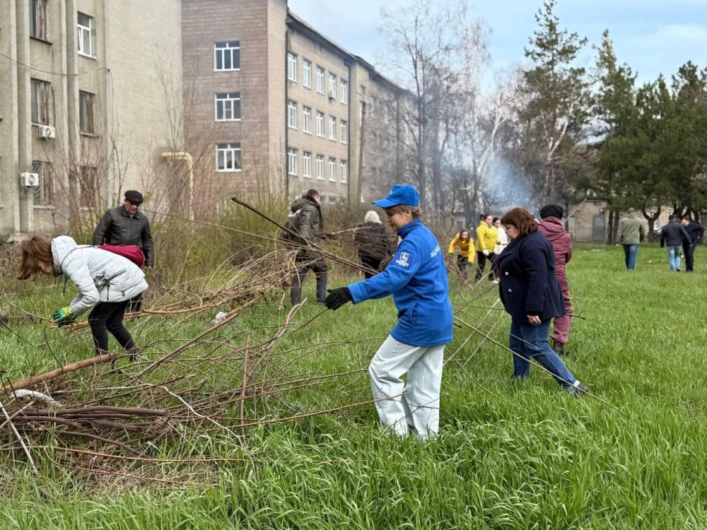 Нижегородские волонтеры помогают жителям благоустраивать территории в Харцызске и Иловайске Нижегородские волонтеры помогают жителям благоустраивать территории в Харцызске и Иловайске
