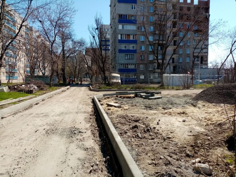 В разных частях города ведутся работы по благоустройству придомовых территорий В разных частях города ведутся работы по благоустройству придомовых территорий