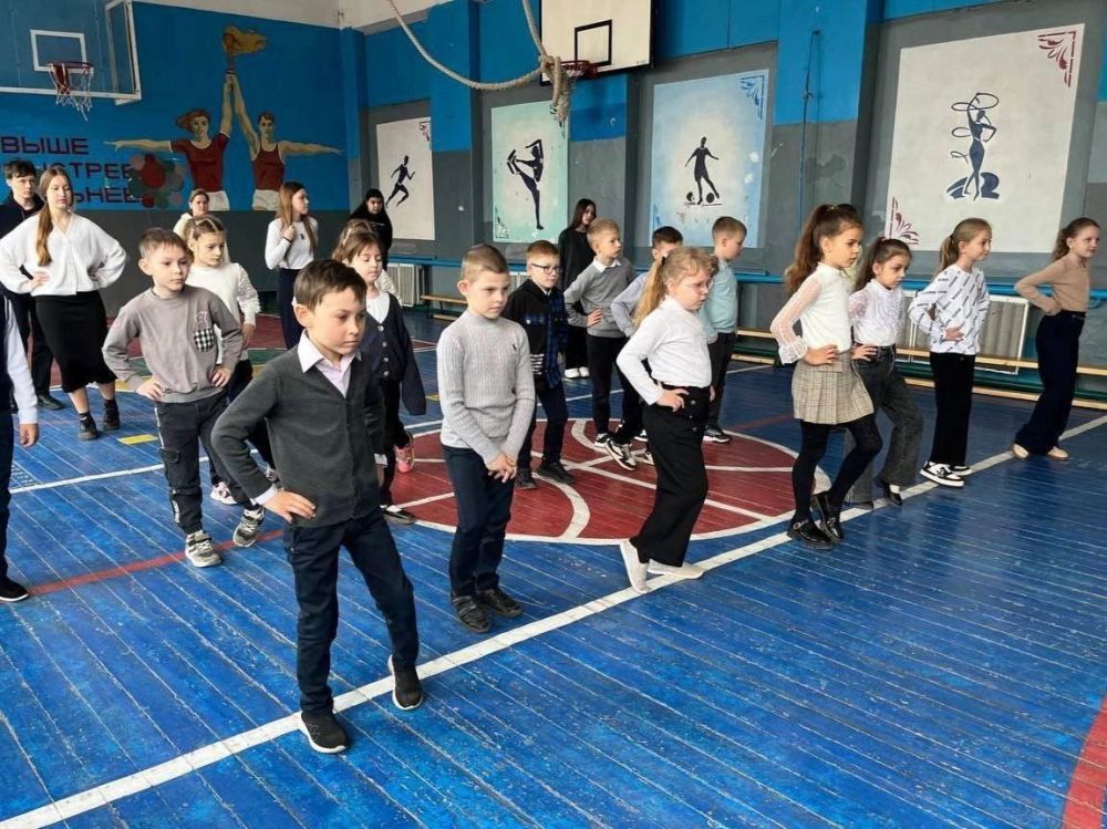 НАЧИНАЙ УТРО С ЮНАРМЕЙСКОЙ ЗАРЯДКИ! НАЧИНАЙ УТРО С ЮНАРМЕЙСКОЙ ЗАРЯДКИ!