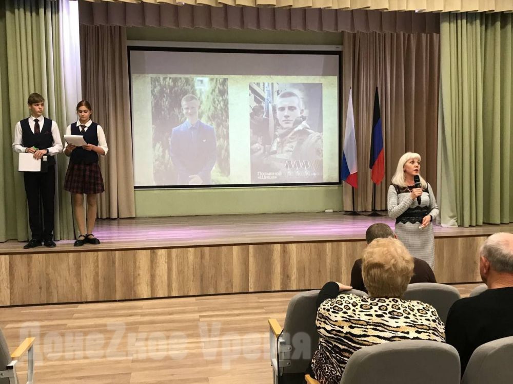 Спас своих, пожертвовав собой: в енакиевской школе № 15 открыли мемориальную доску в память о Шише Спас своих, пожертвовав собой: в енакиевской школе № 15 открыли мемориальную доску в память о Шише