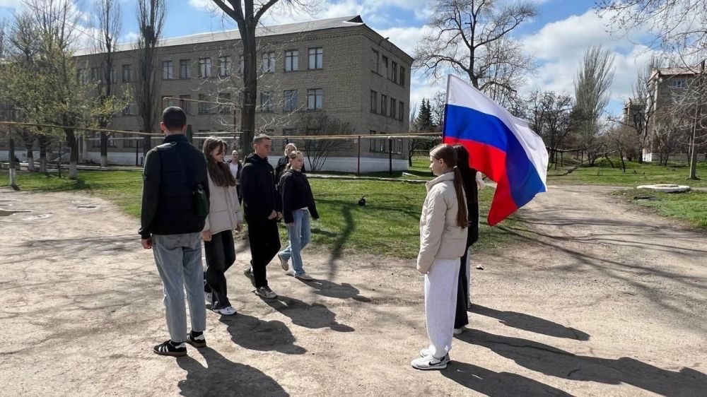На базе Дома ЮНАРМИИ г. Кировское прошло занятие знамённых групп На базе Дома ЮНАРМИИ г. Кировское прошло занятие знамённых групп
