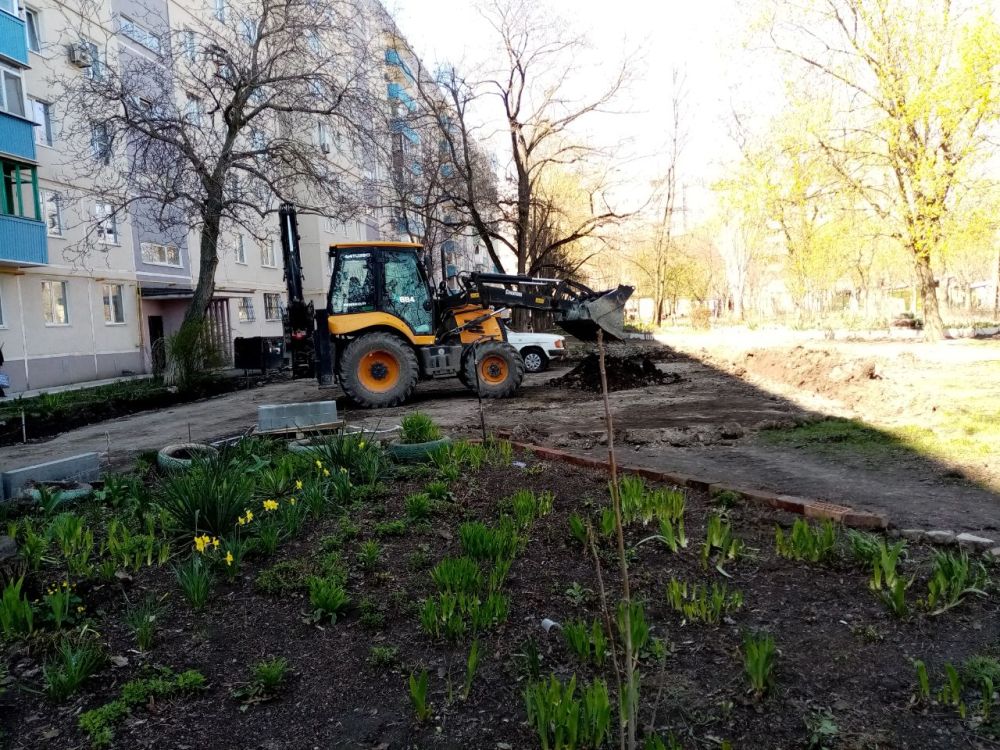 В разных частях города ведутся работы по благоустройству придомовых территорий В разных частях города ведутся работы по благоустройству придомовых территорий
