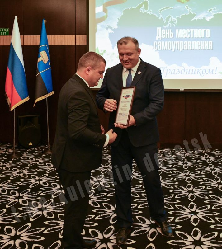 Алексей Кулемзин: С наступающим праздником - Днём местного самоуправления поздравил всех сотрудников муниципалитета, депутатский корпус, представителей управ внутригородских районов, всех тех, кто ежедневно трудится на благо... Алексей Кулемзин: С наступающим праздником - Днём местного самоуправления поздравил всех сотрудников муниципалитета, депутатский корпус, представителей управ внутригородских районов, всех тех, кто ежедневно трудится на благо...