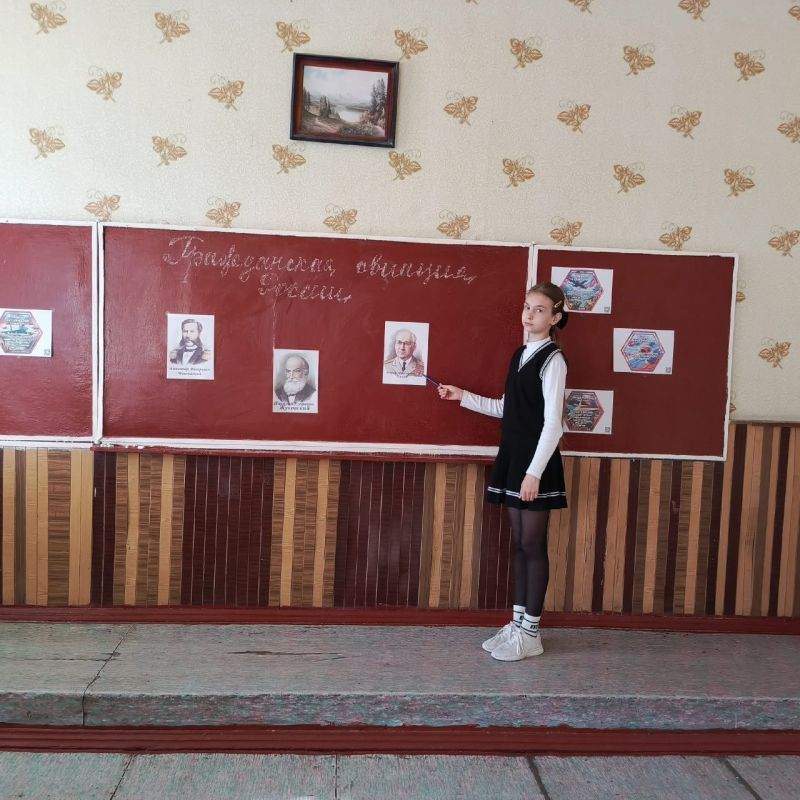 В Снежном прошли уроки о героях гражданской авиации В Снежном прошли уроки о героях гражданской авиации