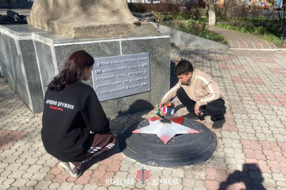 Звезда Памяти сияет ярче!. В рамках подготовки ко Дню Победы, активисты Народной Дружины Мангушского муниципального округа провели работы по покраске и благоустройству, обновив Вечный огонь — символ подвига советского народа... Звезда Памяти сияет ярче!. В рамках подготовки ко Дню Победы, активисты Народной Дружины Мангушского муниципального округа провели работы по покраске и благоустройству, обновив Вечный огонь — символ подвига советского народа...