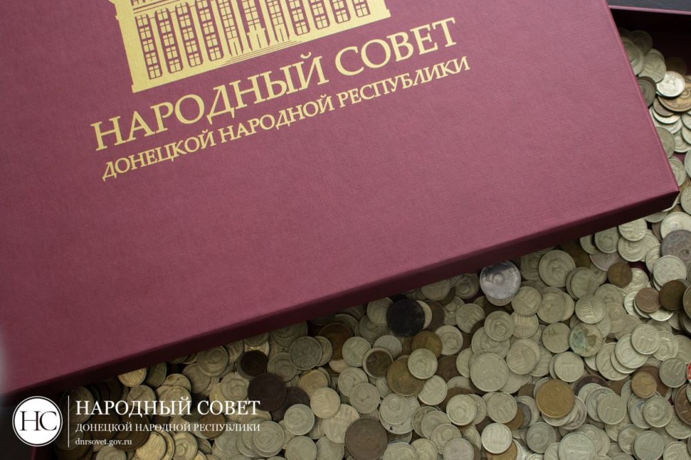 Председатель Народного Совета ДНР Константин Кузьмин передал представителю филиала центра «Воин» в ДНР монеты, собранные депутатами Народного Совета ДНР и сотрудниками Аппарата парламента в рамках проекта «Живая память... Председатель Народного Совета ДНР Константин Кузьмин передал представителю филиала центра «Воин» в ДНР монеты, собранные депутатами Народного Совета ДНР и сотрудниками Аппарата парламента в рамках проекта «Живая память...