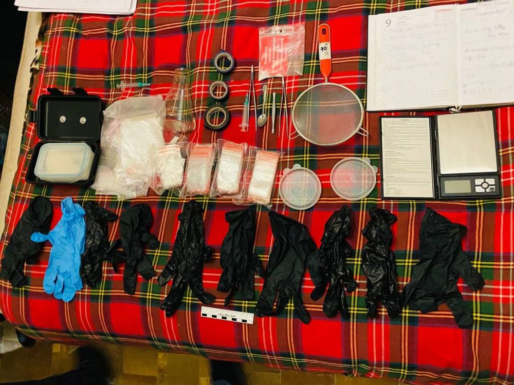 Полицейские задержали наркосбытчиков в Мариуполе Полицейские задержали наркосбытчиков в Мариуполе