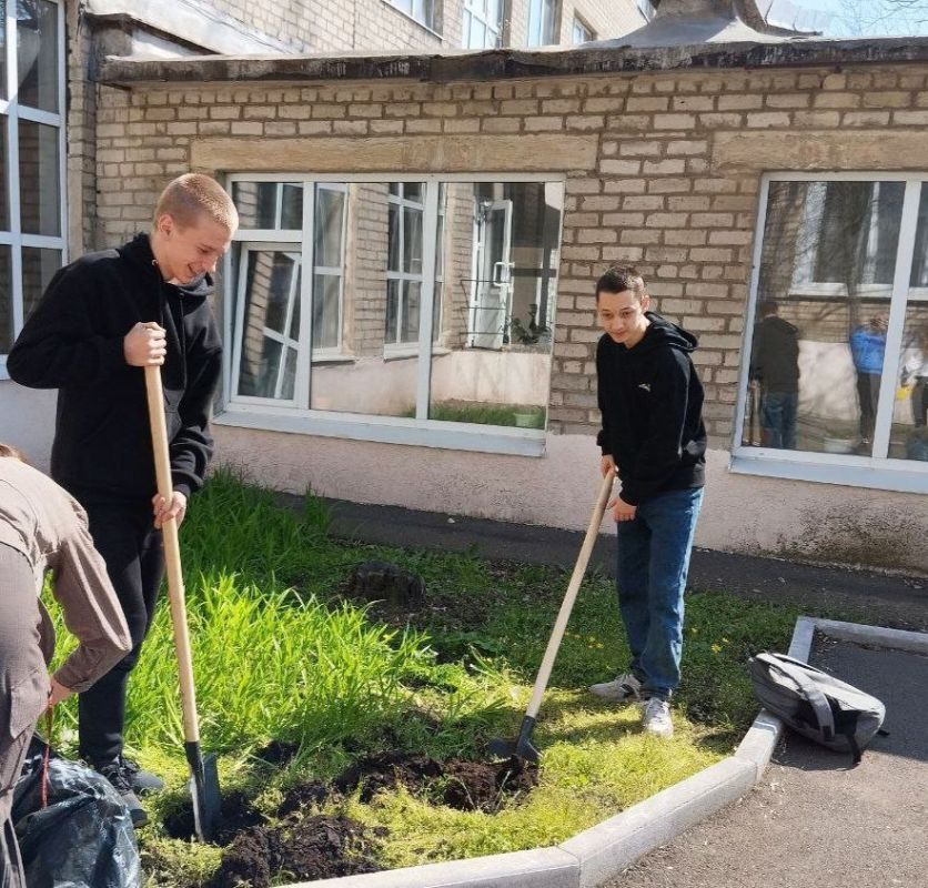 Ученики школы №11 Тореза почтили память героев, высадив деревья в «Саду Памяти» Ученики школы №11 Тореза почтили память героев, высадив деревья в «Саду Памяти»