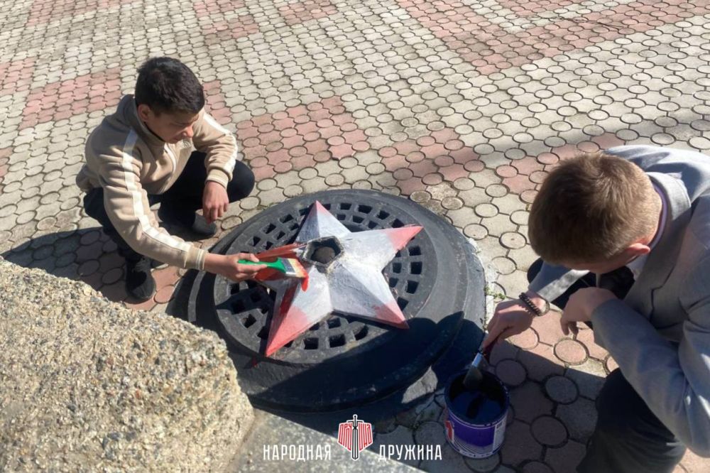 Звезда Памяти сияет ярче!. В рамках подготовки ко Дню Победы, активисты Народной Дружины Мангушского муниципального округа провели работы по покраске и благоустройству, обновив Вечный огонь — символ подвига советского народа... Звезда Памяти сияет ярче!. В рамках подготовки ко Дню Победы, активисты Народной Дружины Мангушского муниципального округа провели работы по покраске и благоустройству, обновив Вечный огонь — символ подвига советского народа...
