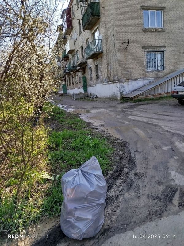 Общими усилиями депутата Дебальцевского городского совета Донецкой Народной Республики Владимира Плехова совместно с Региональным оператором по вывозу твердых коммунальных отходов «Донснапкомплект» была ликвидирована... Общими усилиями депутата Дебальцевского городского совета Донецкой Народной Республики Владимира Плехова совместно с Региональным оператором по вывозу твердых коммунальных отходов «Донснапкомплект» была ликвидирована...