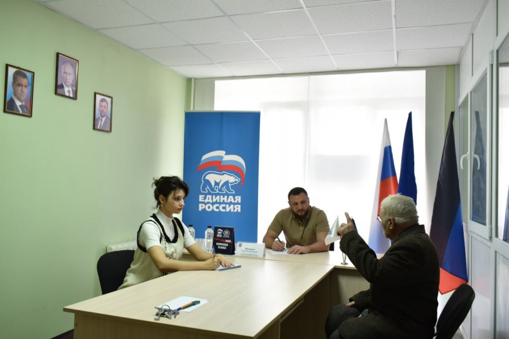 Депутат Народного Совета Денис Шапарев провёл граждан в общественной приёмной Амвросиевского местного отделения Всероссийской политической партии «Единая Россия» Депутат Народного Совета Денис Шапарев провёл граждан в общественной приёмной Амвросиевского местного отделения Всероссийской политической партии «Единая Россия»
