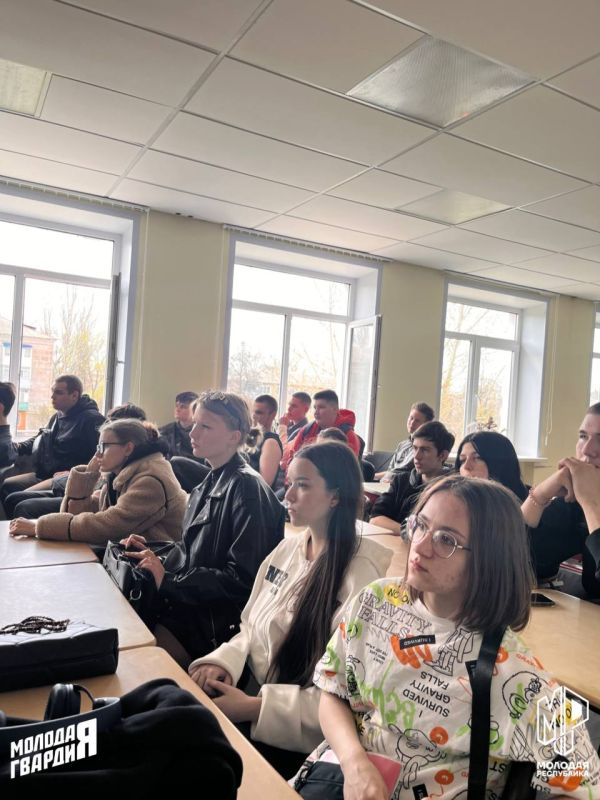 Проводим время с пользой!. Команда Молодёжки провела для студентов Шахтёрского колледжа кино и телевидения военно-тактическую игру лазертаг, а также рассказала о работе «Молодой Республики» Проводим время с пользой!. Команда Молодёжки провела для студентов Шахтёрского колледжа кино и телевидения военно-тактическую игру лазертаг, а также рассказала о работе «Молодой Республики»