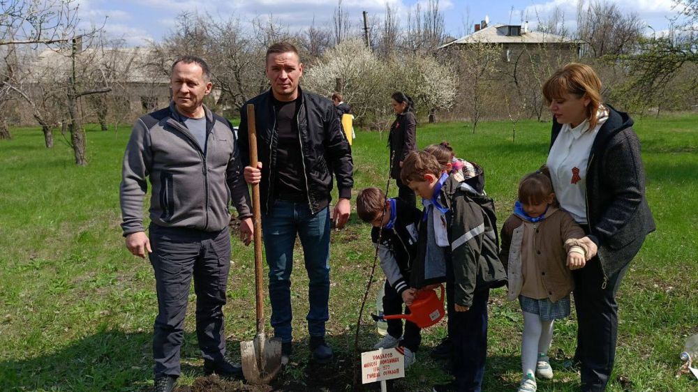 Принял участие в высадке деревьев в рамках международной акции «Сад памяти» Принял участие в высадке деревьев в рамках международной акции «Сад памяти»