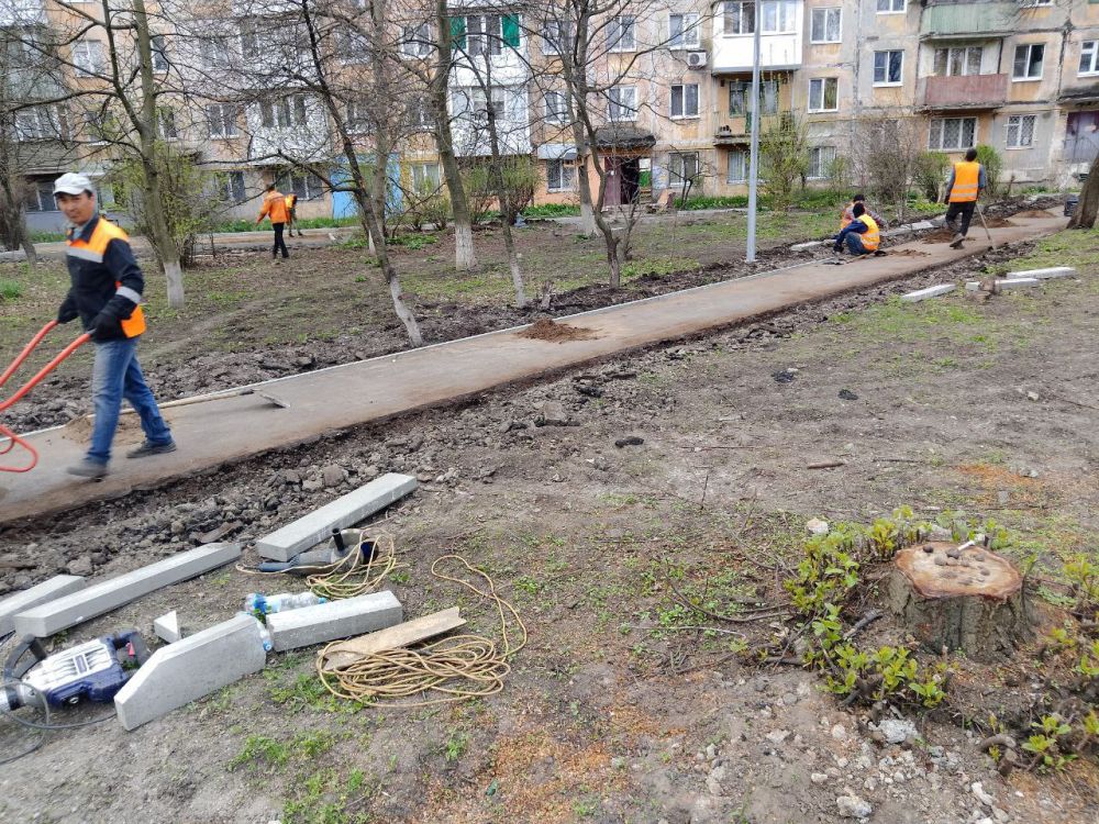 В Кировском внутригородском районе продолжаются работы по благоустройству территории В Кировском внутригородском районе продолжаются работы по благоустройству территории