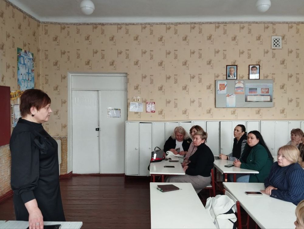 16 апреля заместитель главы Администрации городского округа Макеевка городского округа Макеевка Ирина Лях провела встречу с жителями жилого массива Крупской в помещении ГБОУ «Средняя школа № 58 городского округа Макеевка» на... 16 апреля заместитель главы Администрации городского округа Макеевка городского округа Макеевка Ирина Лях провела встречу с жителями жилого массива Крупской в помещении ГБОУ «Средняя школа № 58 городского округа Макеевка» на...