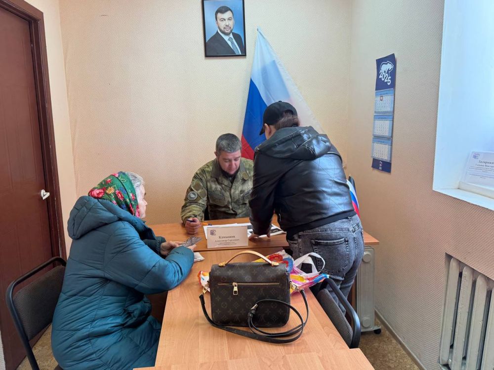 16 апреля депутат Народного совета ДНР первого созыва Александр Камышов провёл приём граждан в Общественной приемной Председателя партии «Единая Россия» Червоногвардейского района городского округа Макеевка 16 апреля депутат Народного совета ДНР первого созыва Александр Камышов провёл приём граждан в Общественной приемной Председателя партии «Единая Россия» Червоногвардейского района городского округа Макеевка