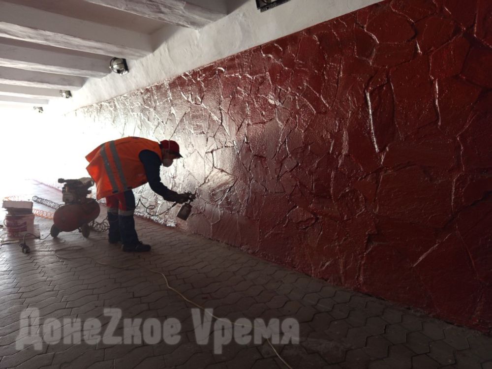 Перекрашивают стены: подземный переход у парка Щербакова в Донецке приводят в порядок Перекрашивают стены: подземный переход у парка Щербакова в Донецке приводят в порядок