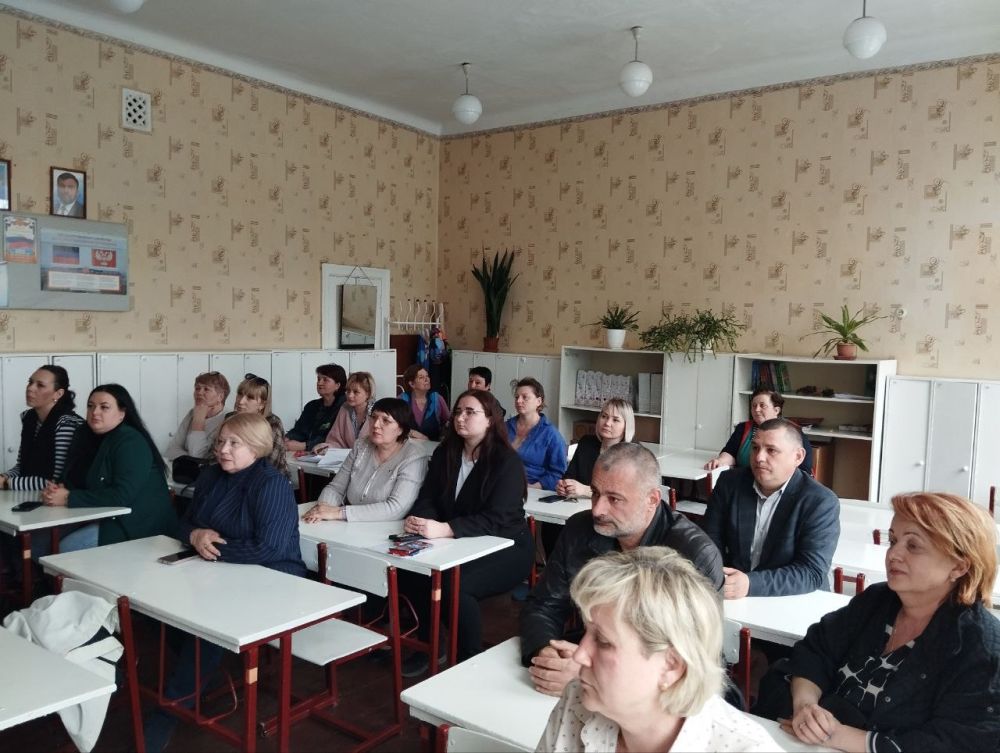 16 апреля заместитель главы Администрации городского округа Макеевка городского округа Макеевка Ирина Лях провела встречу с жителями жилого массива Крупской в помещении ГБОУ «Средняя школа № 58 городского округа Макеевка» на... 16 апреля заместитель главы Администрации городского округа Макеевка городского округа Макеевка Ирина Лях провела встречу с жителями жилого массива Крупской в помещении ГБОУ «Средняя школа № 58 городского округа Макеевка» на...