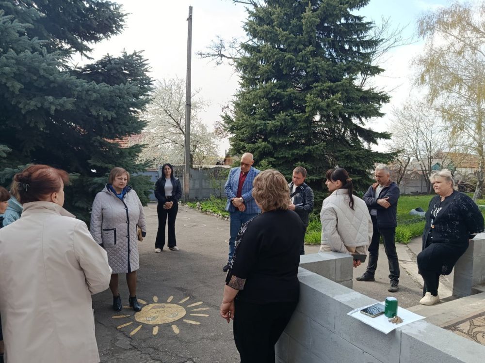 16 апреля заместитель руководителя Управы Советского внутригородского района Надежда Прокапович, депутаты Макеевского городского совета ДНР первого созыва Андрей Зотеев, Олег Венжега провели встречу с населением вблизи ГКДОУ... 16 апреля заместитель руководителя Управы Советского внутригородского района Надежда Прокапович, депутаты Макеевского городского совета ДНР первого созыва Андрей Зотеев, Олег Венжега провели встречу с населением вблизи ГКДОУ...