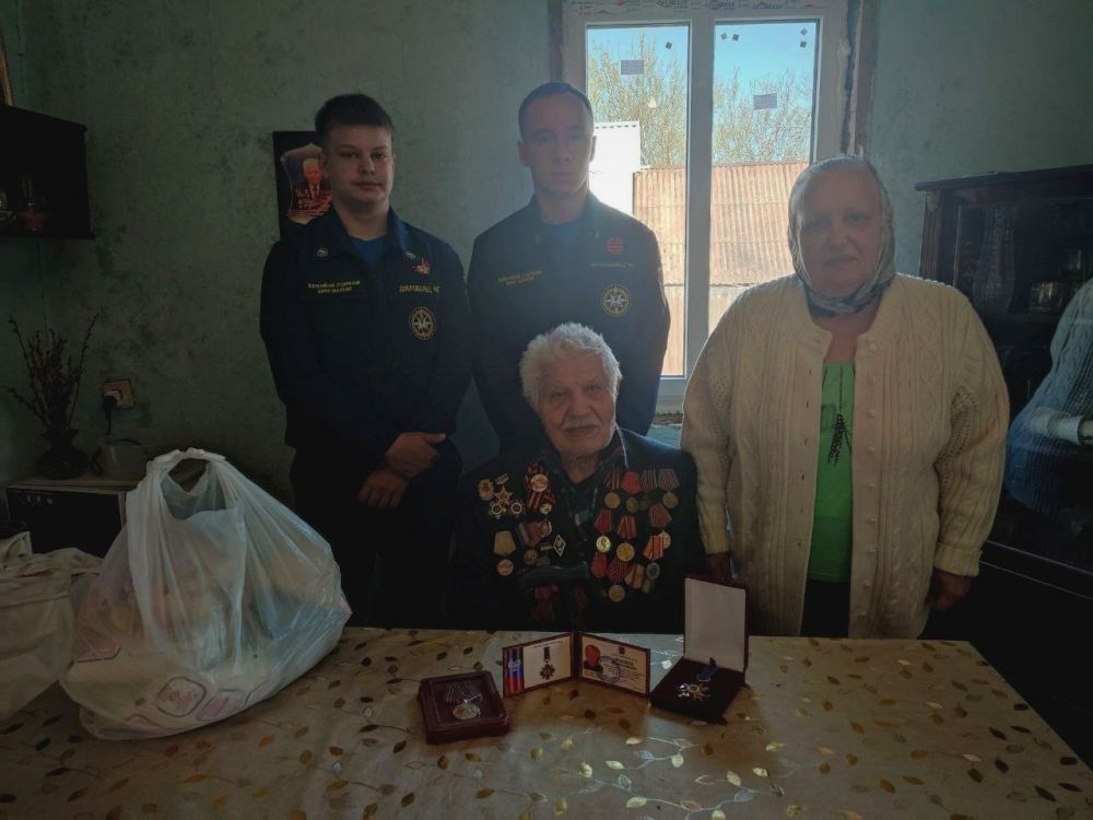 Добровольцы Донецкого РО ВСКС побывали в гостях у 100-летнего ветерана Великой Отечественной войны Добровольцы Донецкого РО ВСКС побывали в гостях у 100-летнего ветерана Великой Отечественной войны