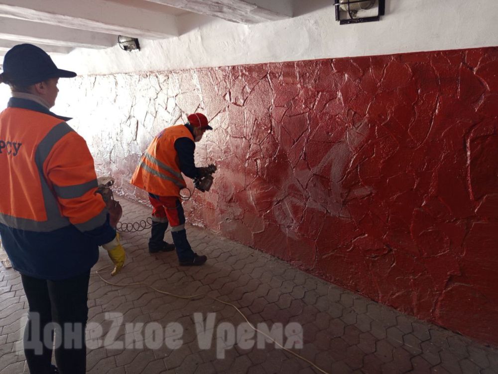 Перекрашивают стены: подземный переход у парка Щербакова в Донецке приводят в порядок Перекрашивают стены: подземный переход у парка Щербакова в Донецке приводят в порядок
