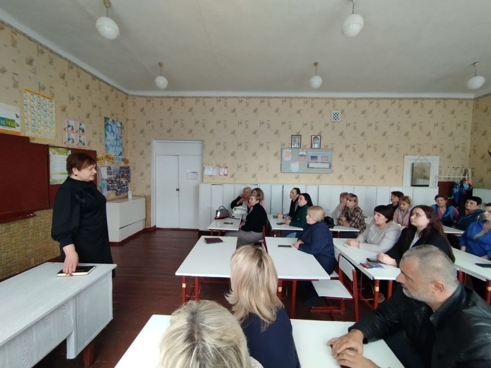16 апреля заместитель главы Администрации городского округа Макеевка городского округа Макеевка Ирина Лях провела встречу с жителями жилого массива Крупской в помещении ГБОУ «Средняя школа № 58 городского округа Макеевка» на... 16 апреля заместитель главы Администрации городского округа Макеевка городского округа Макеевка Ирина Лях провела встречу с жителями жилого массива Крупской в помещении ГБОУ «Средняя школа № 58 городского округа Макеевка» на...