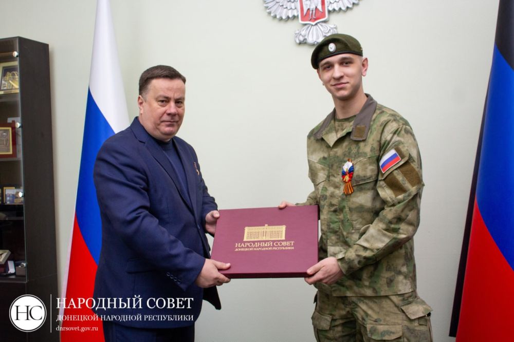 Председатель Народного Совета ДНР Константин Кузьмин передал представителю филиала центра «Воин» в ДНР монеты, собранные депутатами Народного Совета ДНР и сотрудниками Аппарата парламента в рамках проекта «Живая память... Председатель Народного Совета ДНР Константин Кузьмин передал представителю филиала центра «Воин» в ДНР монеты, собранные депутатами Народного Совета ДНР и сотрудниками Аппарата парламента в рамках проекта «Живая память...