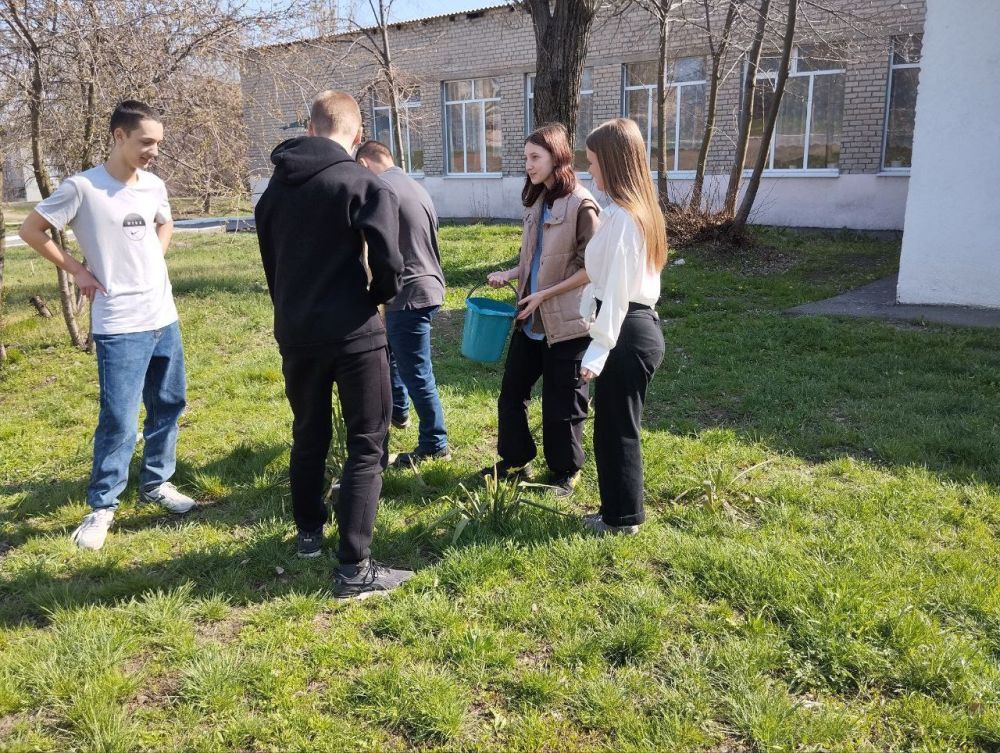 Ученики школы №11 Тореза почтили память героев, высадив деревья в «Саду Памяти» Ученики школы №11 Тореза почтили память героев, высадив деревья в «Саду Памяти»