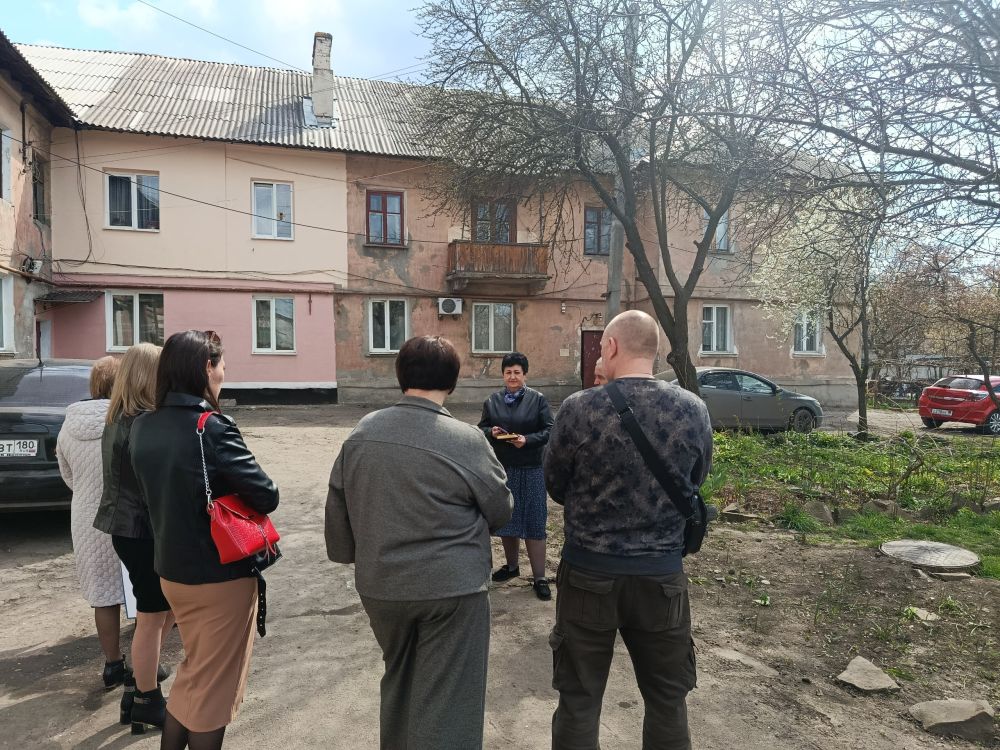 16 апреля руководитель Управы Советского внутригородского района Администрации городского округа Макеевка Мария Чулакова провела встречу с населением во дворе дома № 6 64 квартала 16 апреля руководитель Управы Советского внутригородского района Администрации городского округа Макеевка Мария Чулакова провела встречу с населением во дворе дома № 6 64 квартала