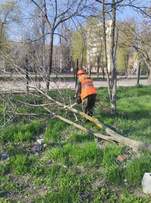 МУП "Мариупольгорсвет" и МУП "Зеленстрой" продолжают благоустройство территории района МУП "Мариупольгорсвет" и МУП "Зеленстрой" продолжают благоустройство территории района