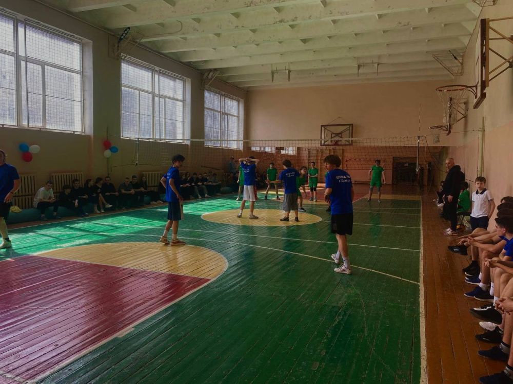9 апреля в Ворошиловском внутригородском районе прошли районные соревнования по волейболу среди юношей 9 апреля в Ворошиловском внутригородском районе прошли районные соревнования по волейболу среди юношей