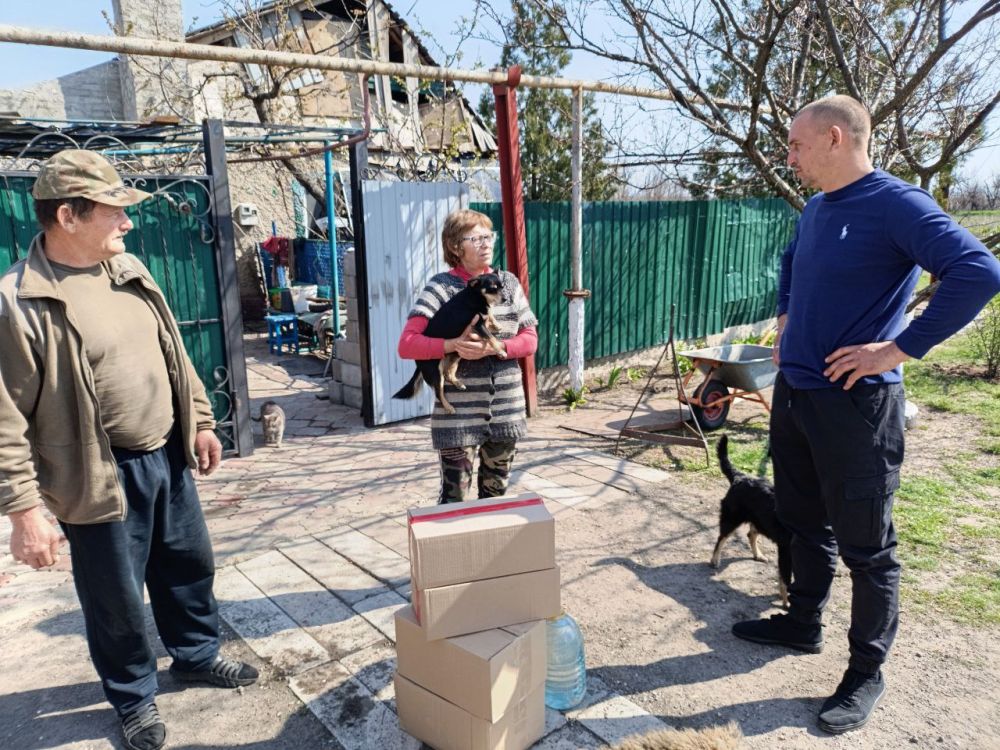 Жителям Угледара и Павловки привезли гуманитарную помощь Жителям Угледара и Павловки привезли гуманитарную помощь