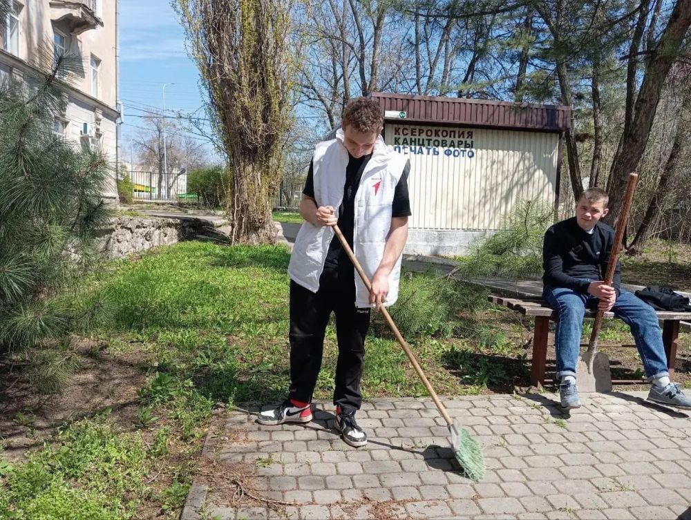В Докучаевске приводят в порядок памятные места В Докучаевске приводят в порядок памятные места