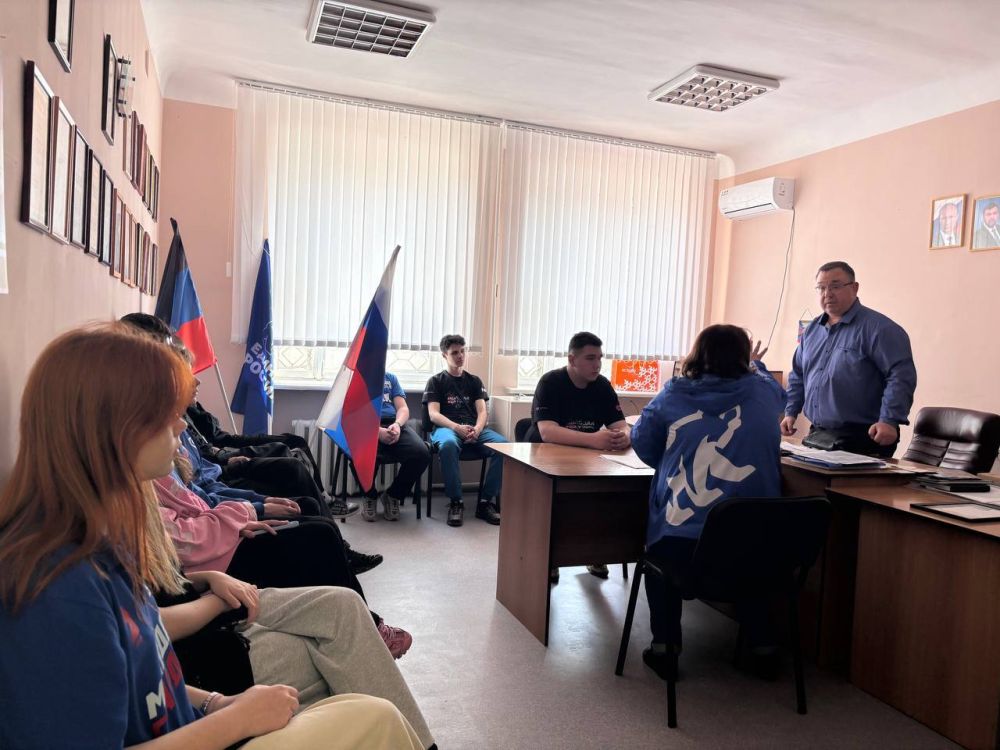 Круглый стол. Сегодня, 17 апреля, глава муниципального образования городской округ Иловайск провел собрание с активистами Иловайского городского штаба «Молодой Республики» и «Молодой Круглый стол. Сегодня, 17 апреля, глава муниципального образования городской округ Иловайск провел собрание с активистами Иловайского городского штаба «Молодой Республики» и «Молодой