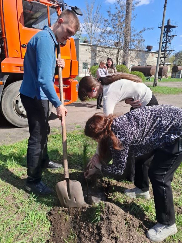 Ждановцы поучаствовали в акциях «Зелёный Донбасс» и «Сад Памяти» Ждановцы поучаствовали в акциях «Зелёный Донбасс» и «Сад Памяти»