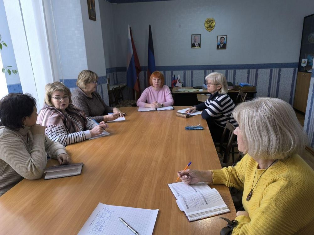 Нижегородские специалисты приступили к ремонту кровли здания в Зугрэсе Нижегородские специалисты приступили к ремонту кровли здания в Зугрэсе