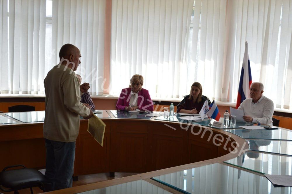 Сегодня заместитель главы администрации городского округа Донецк Валерий Ляховец провёл приём граждан в общественной приёмной Донецкого городского местного отделения партии «Единая Россия» Сегодня заместитель главы администрации городского округа Донецк Валерий Ляховец провёл приём граждан в общественной приёмной Донецкого городского местного отделения партии «Единая Россия»