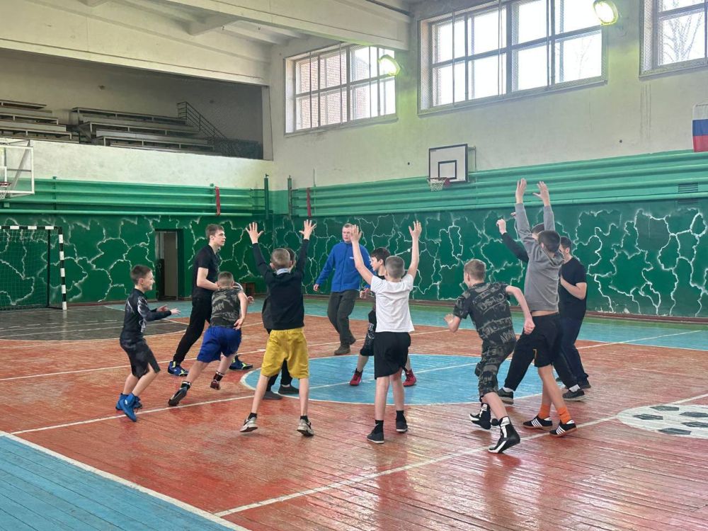Вместе в спорте. В городском округе Иловайск, при поддержке администрации на базе спортивного комплекса «Локомотив» для воспитанников детской школы бокса в возрасте от 12 до 14 лет состоялась игра в килу Вместе в спорте. В городском округе Иловайск, при поддержке администрации на базе спортивного комплекса «Локомотив» для воспитанников детской школы бокса в возрасте от 12 до 14 лет состоялась игра в килу