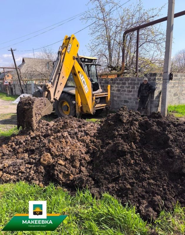 Специалисты макеевского филиала «Воды Донбасса» выполняют работы в жилмассиве Ленина Специалисты макеевского филиала «Воды Донбасса» выполняют работы в жилмассиве Ленина