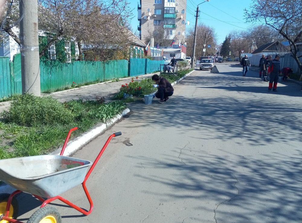 В Амвросиевском округе продолжается благоустройство и наведение санитарного порядка В Амвросиевском округе продолжается благоустройство и наведение санитарного порядка