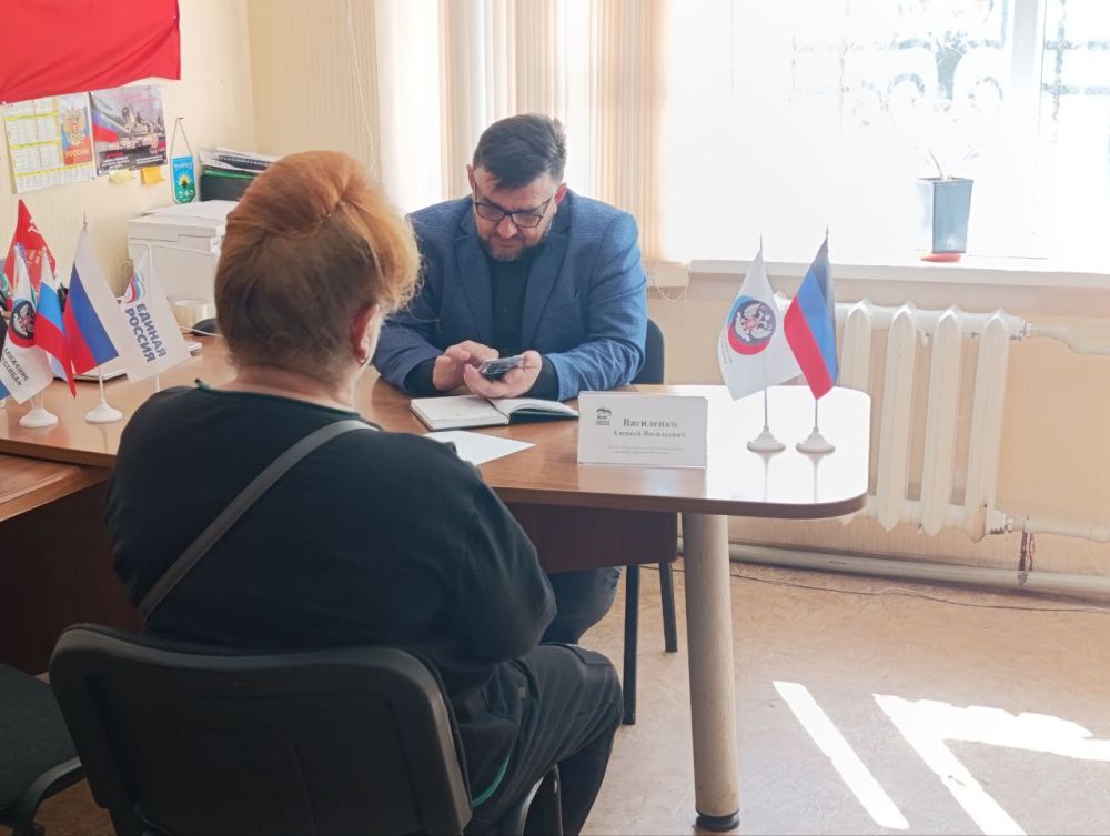 Депутат Шахтерского муниципального совета ответил на вопросы жителей в Ждановке Депутат Шахтерского муниципального совета ответил на вопросы жителей в Ждановке