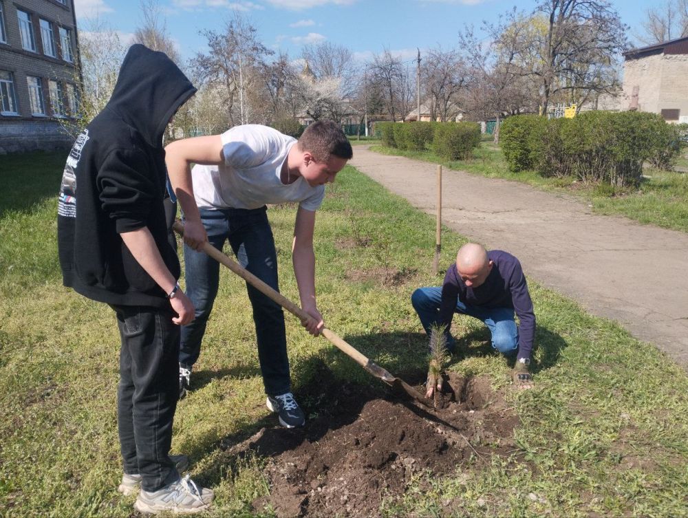 Ждановцы поучаствовали в акциях «Зелёный Донбасс» и «Сад Памяти» Ждановцы поучаствовали в акциях «Зелёный Донбасс» и «Сад Памяти»