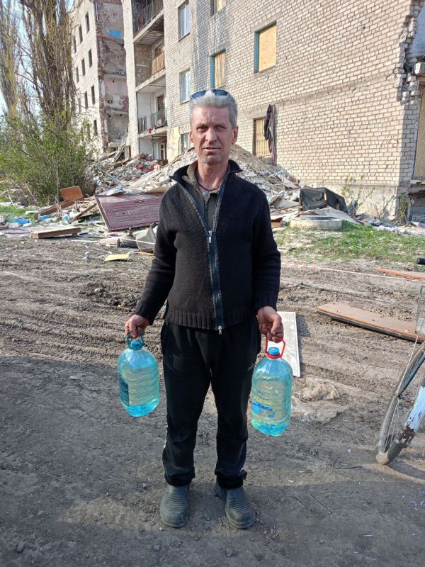 Гуманитарная помощь в Авдеевке: 14 жителям с инвалидностью выдали бензин для генераторов Гуманитарная помощь в Авдеевке: 14 жителям с инвалидностью выдали бензин для генераторов