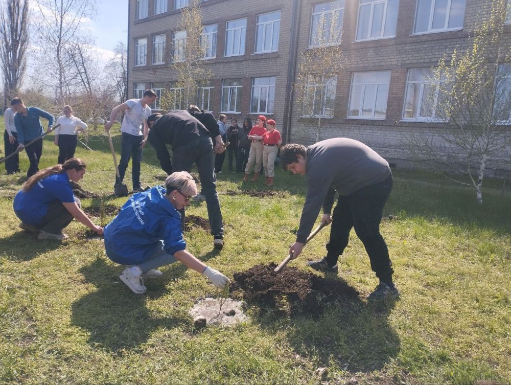 Ждановцы поучаствовали в акциях «Зелёный Донбасс» и «Сад Памяти» Ждановцы поучаствовали в акциях «Зелёный Донбасс» и «Сад Памяти»