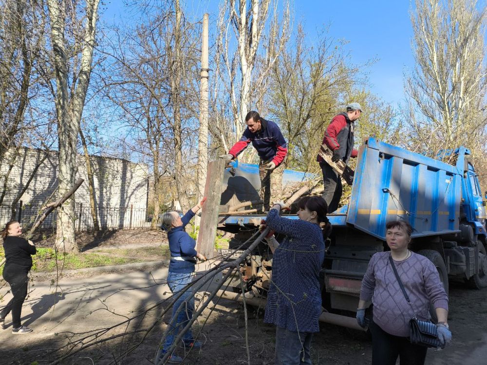 В Кировском внутригородском районе продолжаются работы по санитарному содержанию территории В Кировском внутригородском районе продолжаются работы по санитарному содержанию территории