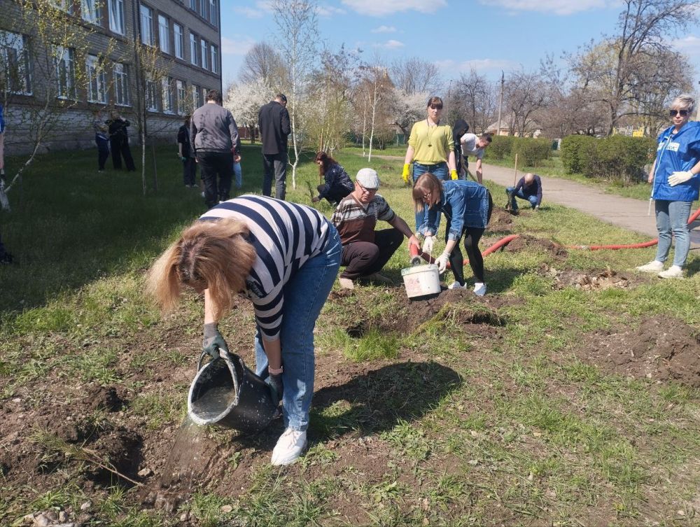 Ждановцы поучаствовали в акциях «Зелёный Донбасс» и «Сад Памяти» Ждановцы поучаствовали в акциях «Зелёный Донбасс» и «Сад Памяти»