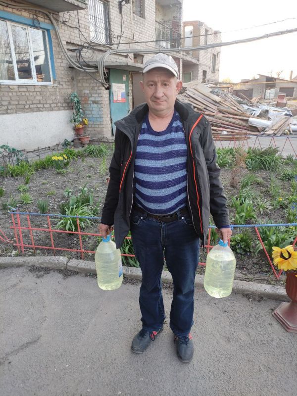 Гуманитарная помощь в Авдеевке: 14 жителям с инвалидностью выдали бензин для генераторов Гуманитарная помощь в Авдеевке: 14 жителям с инвалидностью выдали бензин для генераторов